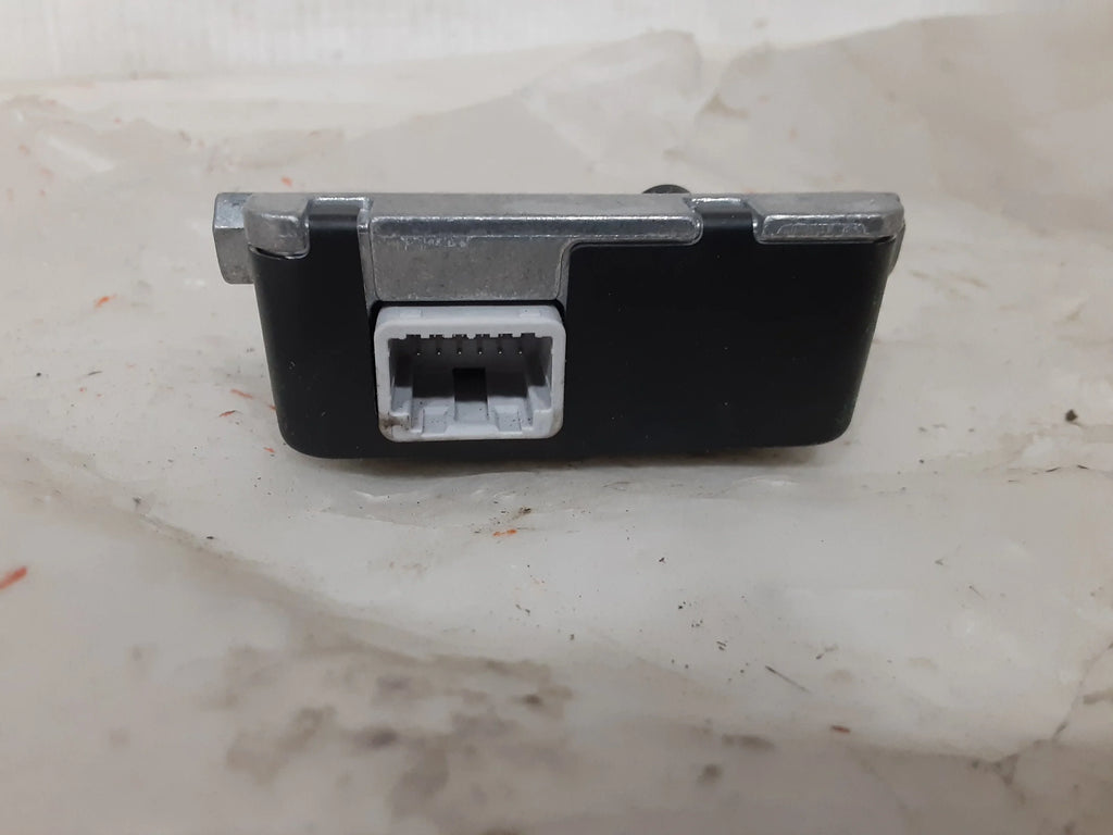 Pre-Owned 18-19 Toyota Camry Windshield Front View lane Departure Camera 8646C-06010  (Good)