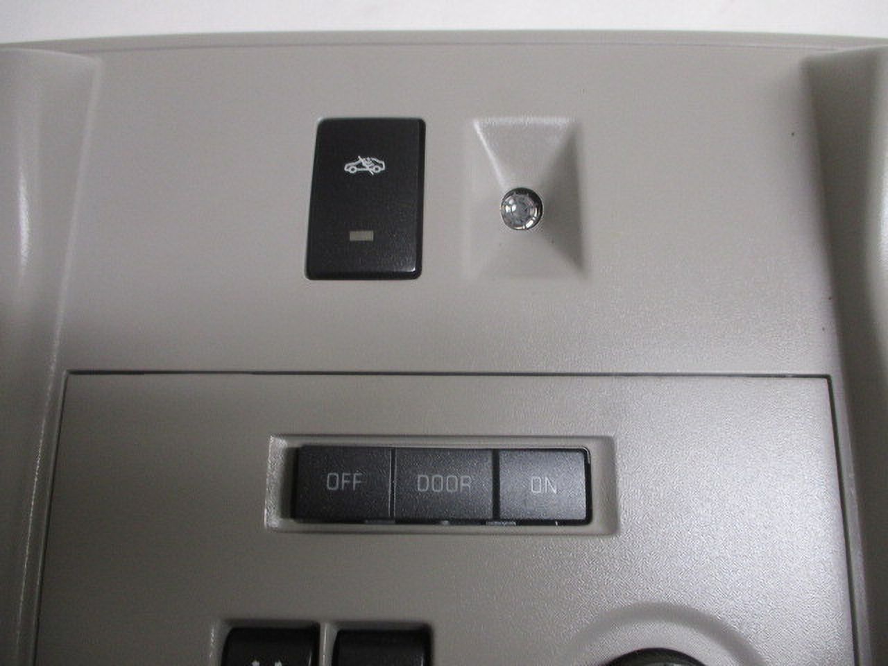 Pre-Owned 2015-2020 Cadillac Escalade Overhead Roof Console w/Homelink & Sunroof   (Good)
