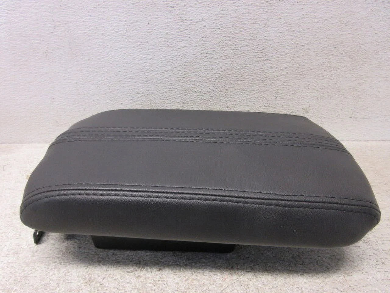 Pre-Owned 10 2010 Lincoln  Black Leather Center Console Lid   (Good)
