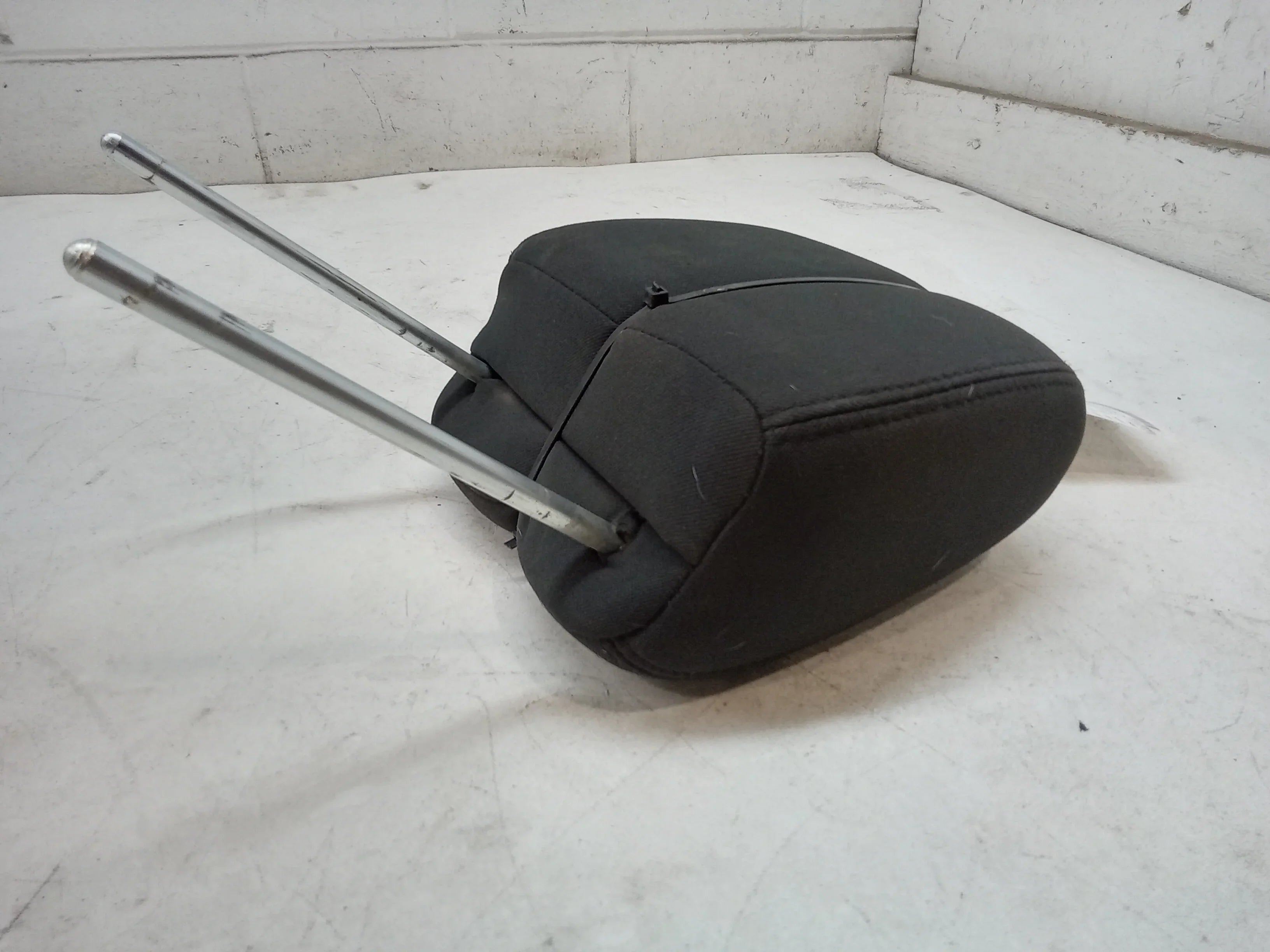 Pre-Owned 12 Jeep Wrangler Cloth Headrest Left Or Right  (Good)